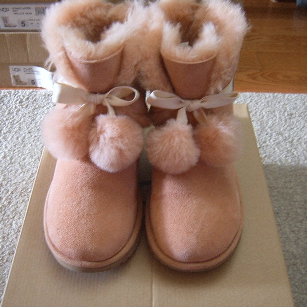 Lightly Used UGG Kids (Girls) GITA Boots sz 3 (also fits women sz 4 or 5)